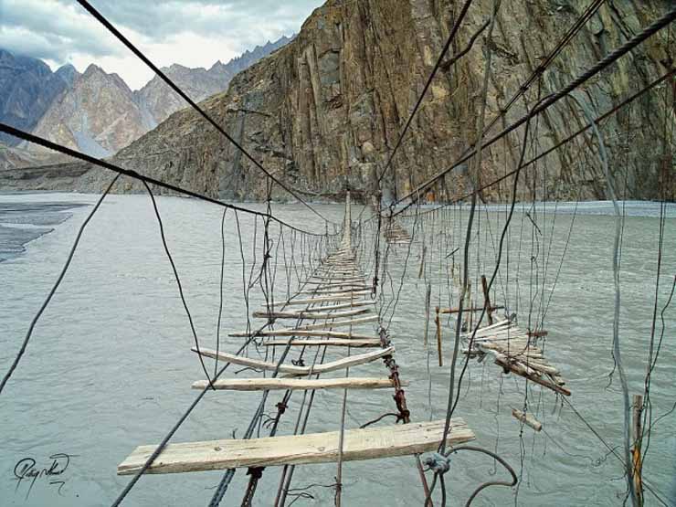 Dangerous rope bridge